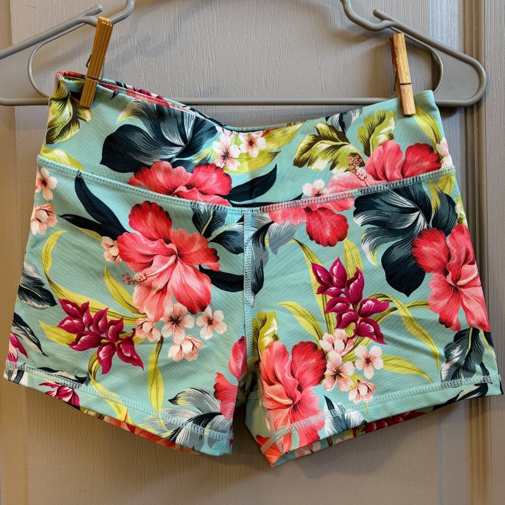 Tropical print Hibiscus flowers gym shorts